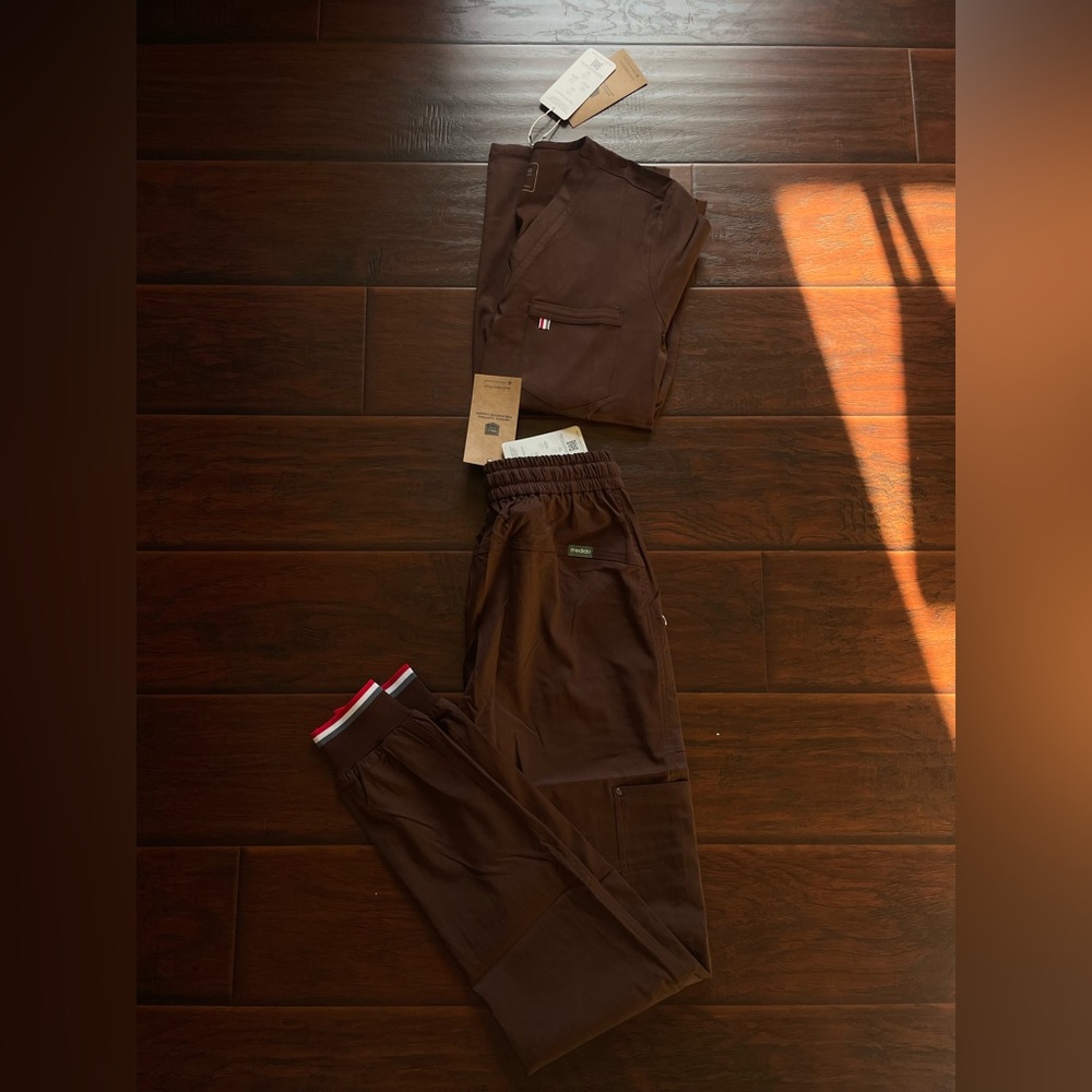 Mediclo TENCEL Sal Essential Scrub Top and Catalina‎ ‎Jogger Pants Brown